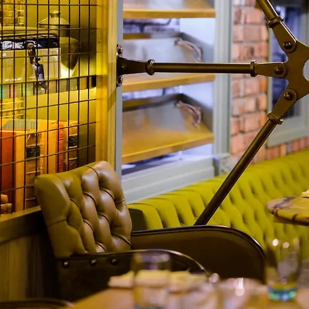 Dromhall فندق 4*