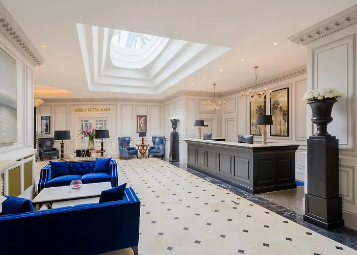 Отель Dromhall 4*