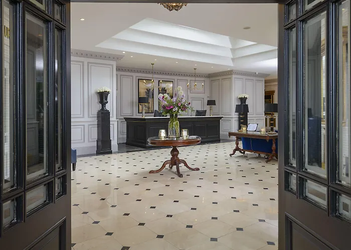 Отель Dromhall 4*